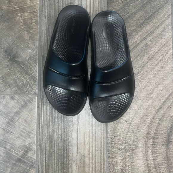 Oofos black flex unisex slides - Picture 2 of 3